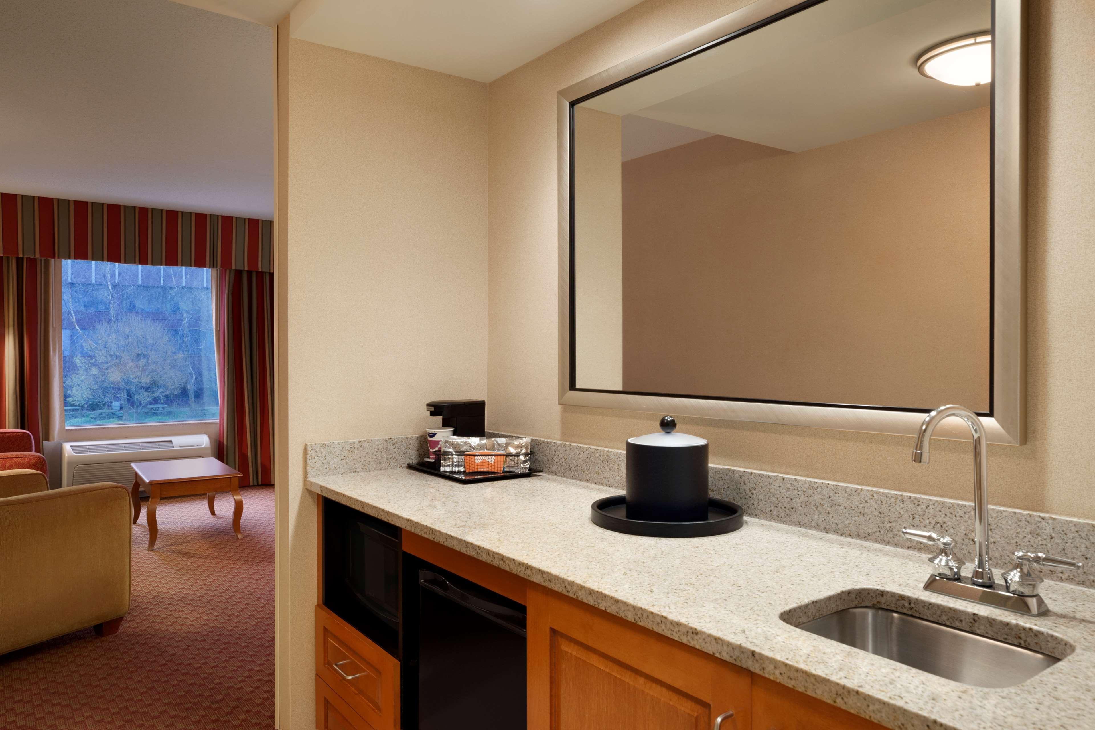 Hampton Inn & Suites East Hartford Exterior photo