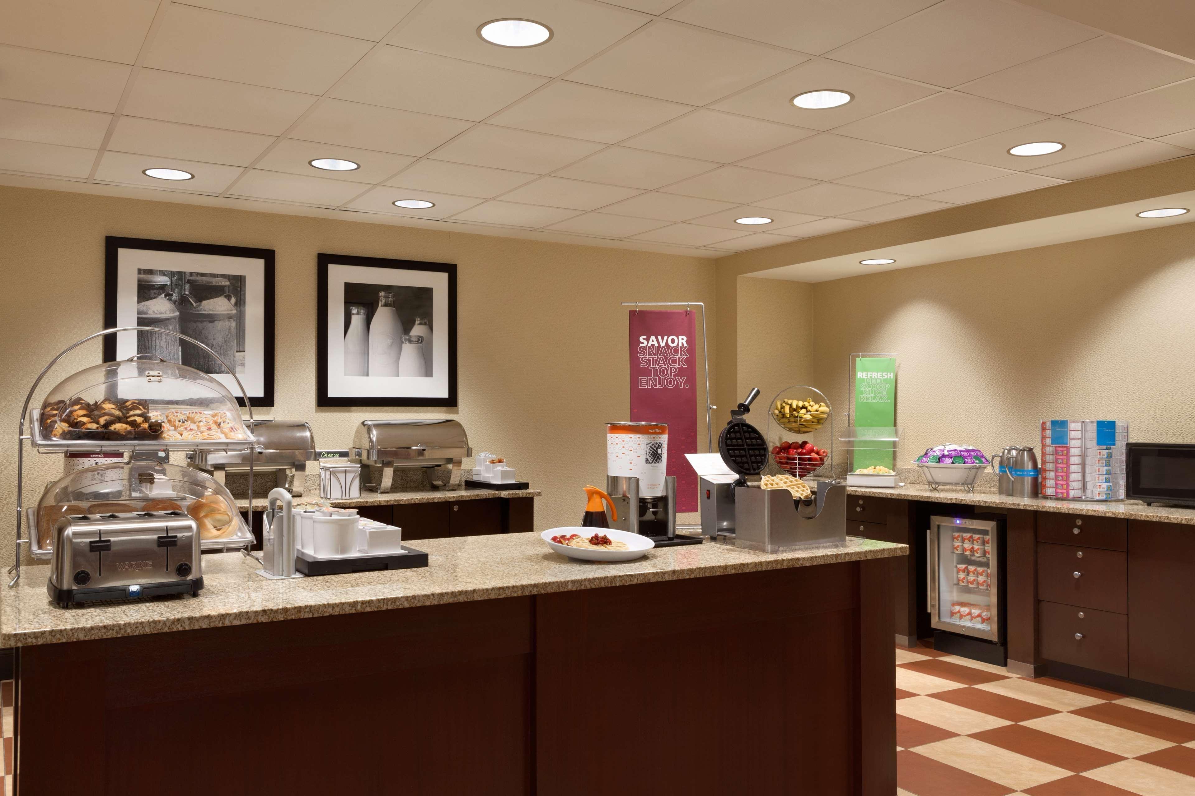 Hampton Inn & Suites East Hartford Exterior photo
